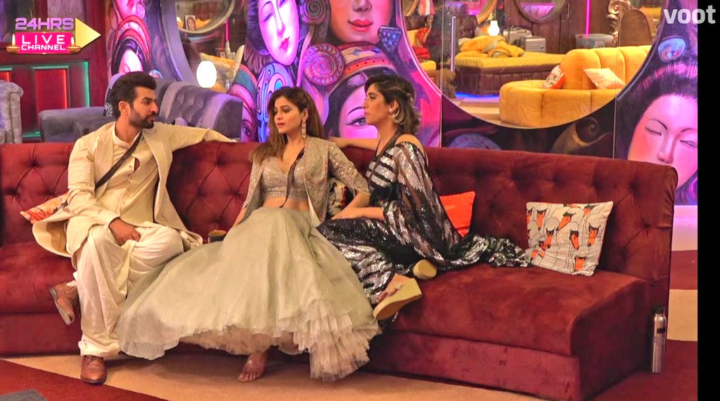 BB15LiveFeed1's tweet photo. #ShamitaShetty : #KaranKundrra bolta hai, next kaun aane wala? Mein bola muje kya pata, toh bolta hai, 'aapke toh saare aa gaye' aree yeh sirf mere thodi hai yeh OTT wale bonds hai
#NehaBhasin : And maybe people liked us w/ (full attitude..)
#BiggBoss15 #BB15 #BB15LiveFeed https://t.co/P1Gsj5GWob