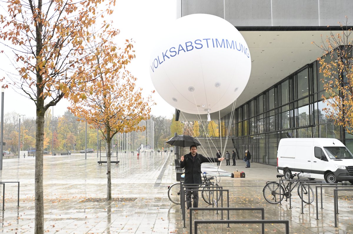 abstimmung21's tweet photo. Mit einem Helium-Ballon🎈 und lebensgroßen Buchstaben haben wir heute am Rande der Ampel-Koalitionsverhandlungen von #SPD, #Grünen und #FDP für die Einführung der bundesweiten #Volksabstimmung geworben.💪 Hier weitere Fotos von der Aktion👉https://t.co/6eePZirPIp https://t.co/KOnMOxnG7K