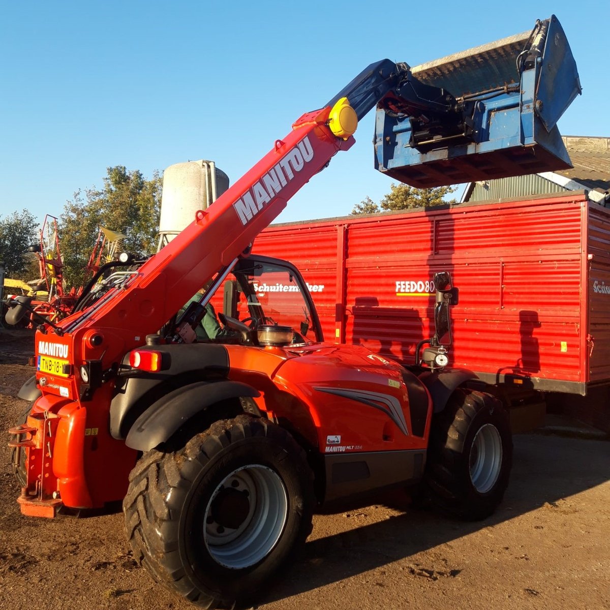 vmsverreiker's tweet photo. Deze veehouder heeft zijn ‘oude trouwe’ @Manitou MLT 633 van 20 jaar oud omgewisseld voor een jonge en betrouwbare #occasion MLT 634. Wij bedanken Hans en Johan voor de order en wensen hun veel werkplezier met deze mooie #verreiker. https://t.co/8wgseAjTzZ