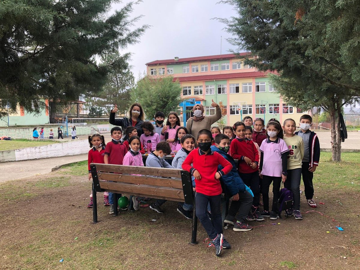 FatmaGokceCosar's tweet photo. #okuldışarıdagünü
#outdoorclassroomday
#duvarsızeğitim
#bahçedeyiz
@havzamerkez
@CoskunESEN57
@havzailcemem
@havzailicaio
4 Kasım Okul Dışarıda etkinliğimiz için okulunu bizlere açıp misafir eden Ilıca İlkokulu öğretmenlerine ve ayrıca Tuğba öğretmenimize çok teşekkür ederiz https://t.co/OxwTAgdTG5