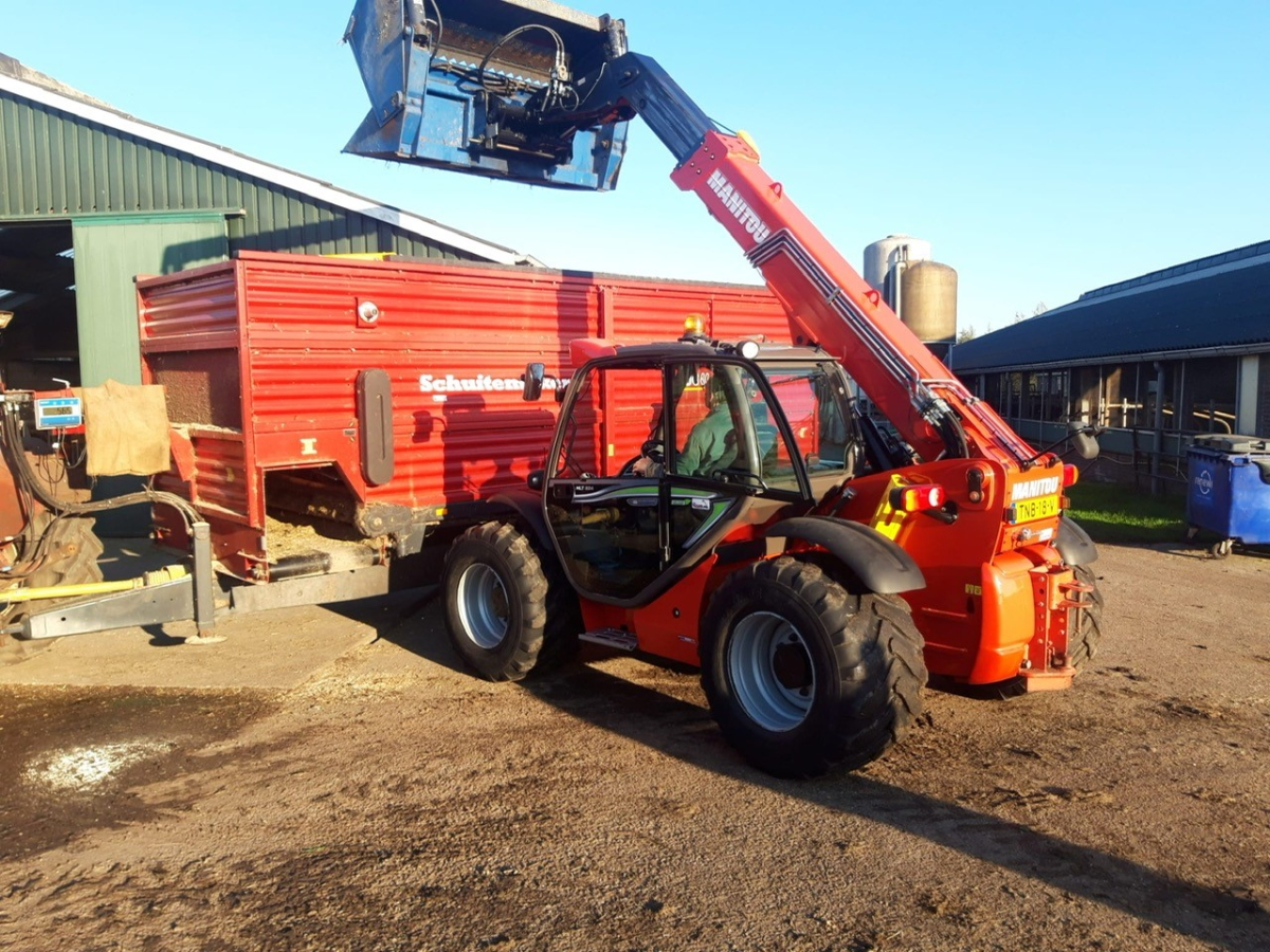 vmsverreiker's tweet photo. Deze veehouder heeft zijn ‘oude trouwe’ @Manitou MLT 633 van 20 jaar oud omgewisseld voor een jonge en betrouwbare #occasion MLT 634. Wij bedanken Hans en Johan voor de order en wensen hun veel werkplezier met deze mooie #verreiker. https://t.co/8wgseAjTzZ