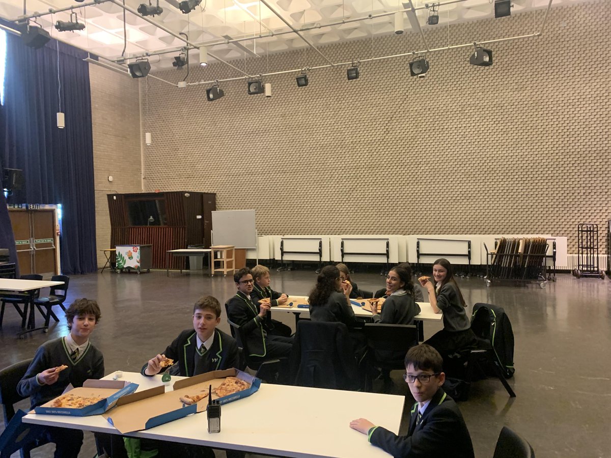 We like to reward our students for their efforts. Here are our Year 8 pizza reward winners who have the top amount of credits. They have shown character, creativity, excellent classwork and homework as well as displaying positive attitudes in school. Well done everyone! 🍕