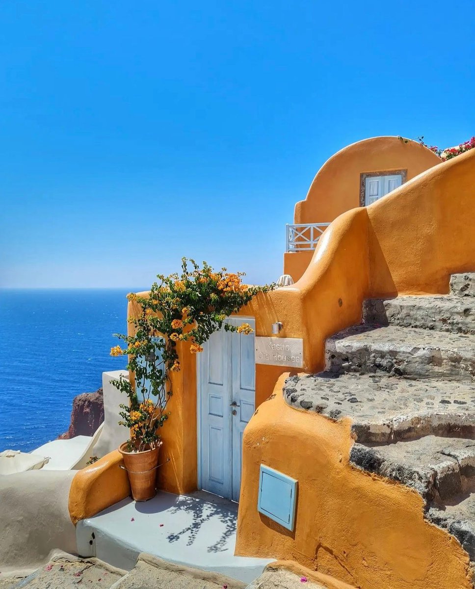 TripscoutApp's tweet photo. Oia, Santorini, Greece 🇬🇷🌼
📸: ehab_lenny | IG https://t.co/QhVeDDScrD