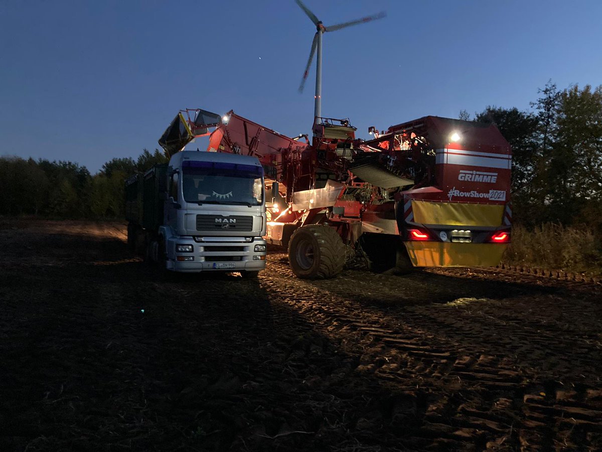 GRIMMEGroup's tweet photo. #RowShow2021
Another successful week of our #RowShow is over. Most of the potatoes have already been harvested and the sugar beet harvest is currently in full swing.
#GRIMME #GRIMMEGroup #REXOR #EVO https://t.co/jTki5Tck4C