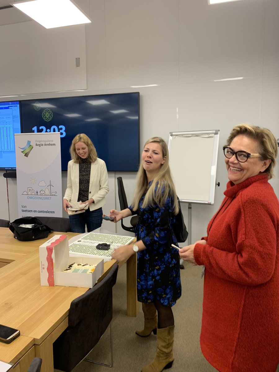 Op bezoek bij <a href="/odarnhem/">Omgevingsdienst Regio Arnhem</a> om het regionale projectteam dat oefent met de omgevingstafel en vergunningverlening te verrassen met taart. Nominatie voor de trofee Aan de slag met de #omgevingswet