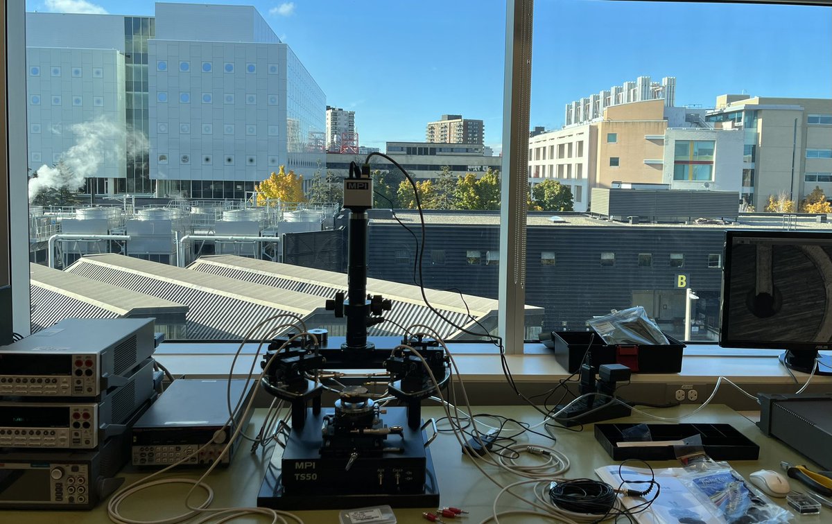 LuicanMayer's tweet photo. Fun toys in the lab 🔬🇨🇦 #scanningprobemicroscope #probestation https://t.co/3dCdavSiv8