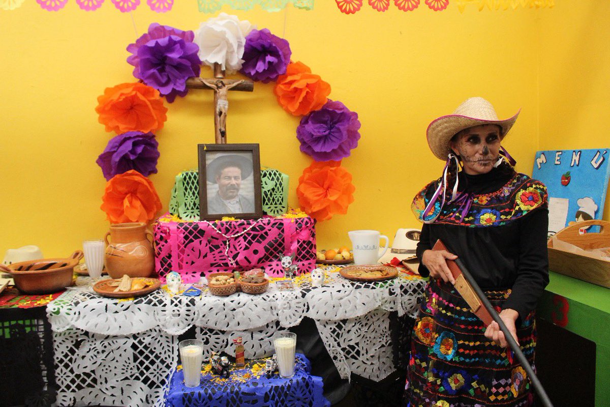 DIFMunicipalDgo's tweet photo. En los Centros de Atención Infantil se viven las tradiciones mexicanas con el concurso de Altares de Muerto, los cuales fueron elaborados por las maestras y los pequeños alumnos que vistieron lindos atuendos. https://t.co/HS8lPkUkWb