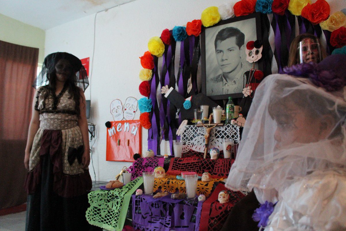 DIFMunicipalDgo's tweet photo. En los Centros de Atención Infantil se viven las tradiciones mexicanas con el concurso de Altares de Muerto, los cuales fueron elaborados por las maestras y los pequeños alumnos que vistieron lindos atuendos. https://t.co/HS8lPkUkWb