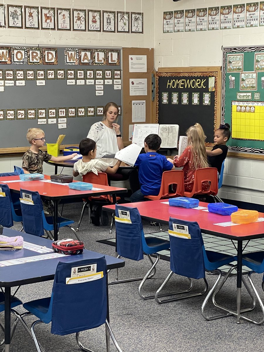 Slammer18's tweet photo. Always enjoy watching Kindergarten students learning foundational reading skills! Miss Hall rocked the lesson! #GESColts @GordonElem https://t.co/zi5IXRVmPW