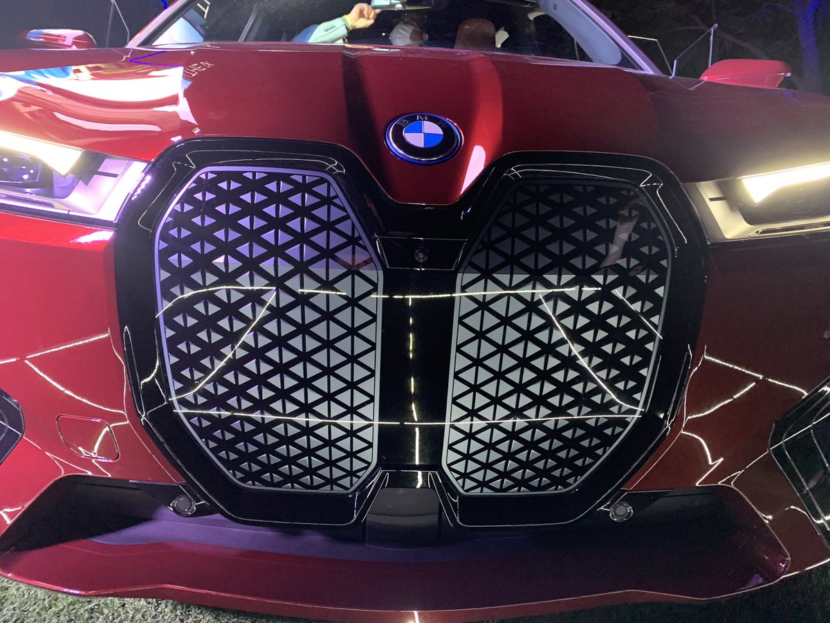 alto_octanaje1's tweet photo. El Ponce estuvo en la presentación el BMW iX en sus dos versiones: iX40 de 430 y el iX50 de 625 hp; hasta 620 kms de autonomía y un equipamiento interior de Ufff…! Júntense 1’750,000 para tener esta maravilla…!! @BMWMex @zolveing @benja220596 @elponce66 #bmwix #bmwix50 #bmwix40 https://t.co/wl6ogMPCIu