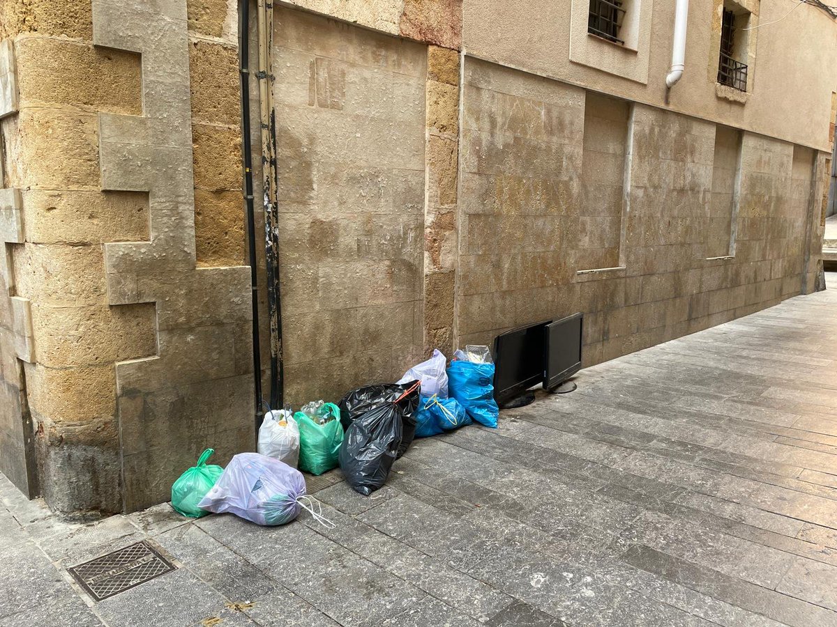 TGNApacv's tweet photo. Al carrer Riudecols amb carrer Cavallers és diari l'ús d'aquesta cantonada per acumular tot tipus de deixalles i bosses. Si cada dia es fa el mateix entenc que no es difícil trobar l'autor/s.  @TGNAjuntament @evukixu @MilloremTGN @MesDigital #vergonyaTGNA https://t.co/vtSrksF7GJ