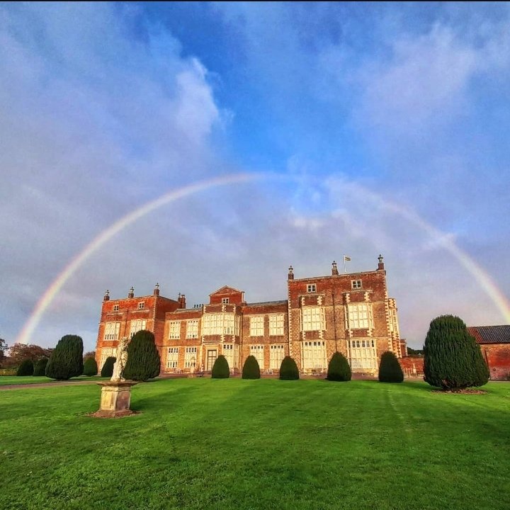 TrueCuriosities's tweet photo. 🎶 Somewhere under the rainbow... 🎶

@BurtonConstable @VHEY_UK @Historic_Houses @VisitHull @VisitEastYorks @Welcome2Yorks #historichouse #rainbow #burtonconstable #Yorkshire #weather #English #sculpture #heritage #yorkshiretogether #Elizabethan #viewfromtheoffice https://t.co/HFIBuDKcNq