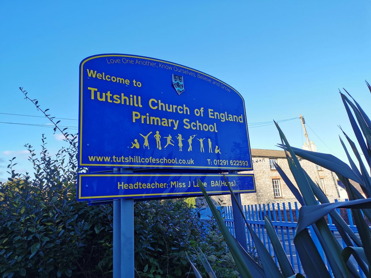 #PCSOLANG and #PCGREEN were this afternoon outside @TutshillCofE on school gate patrols, it was great to speak with the pupils and parents, we will see you again very soon. 

#RoadSafety #community #zigzaglines 
@tidenham_parish