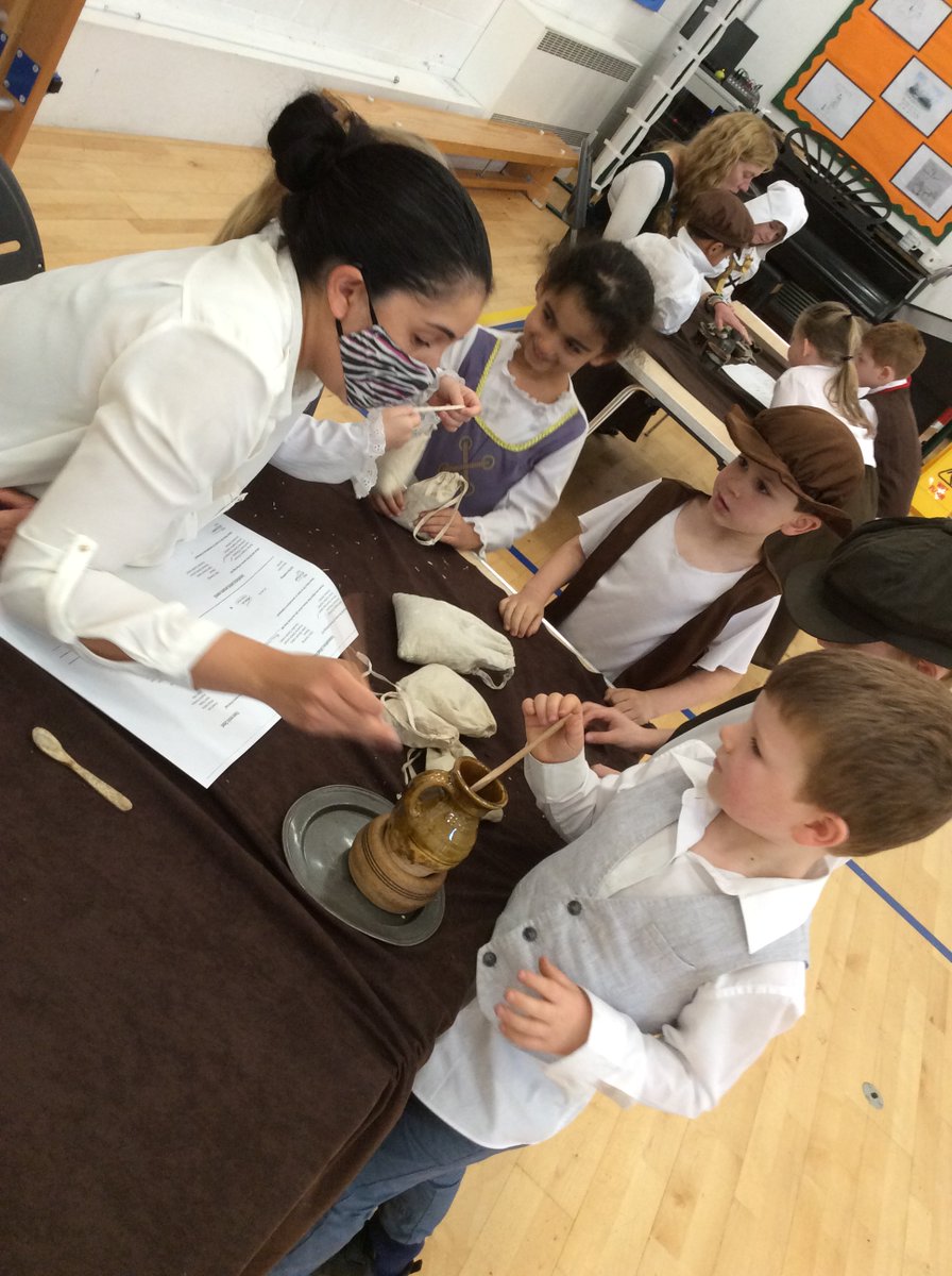 HarpAcademy1's tweet image. This afternoon Elmer class became historians and excavated various artefacts from 1666.  They had to analyse the artefacts and work out who owned them and what job they did during that time #history #firsthandlearning