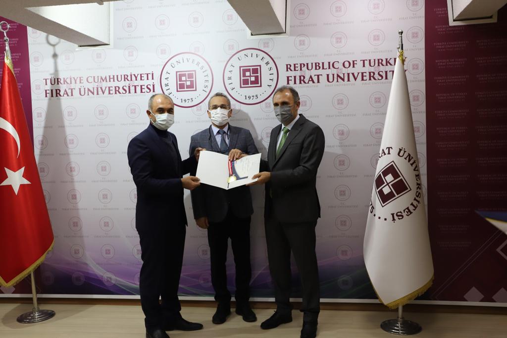 Teknofest-2021 Tarım Teknolojileri Yarışmasında Türkiye 2. olan ve Uluslararası Patent Yarışmasında altın madalya alan projenin patent sahibi danışman Dr. Öğr. Üyesi Burak Tanyeri hocamızı tebrik ediyoruz.