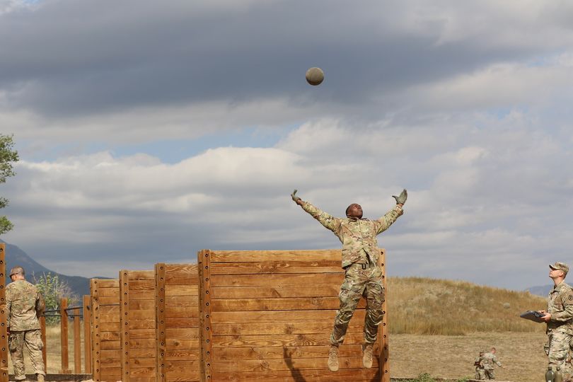 USArmy's tweet image. 1SG: &quot;Whoever can max the power throw over these walls gets a four-day pass.&quot;

Soldier: &quot;Say no more, Top.&quot;

📸 by Spc. Ruby Torres

 #FittoFight | #ArmyFit