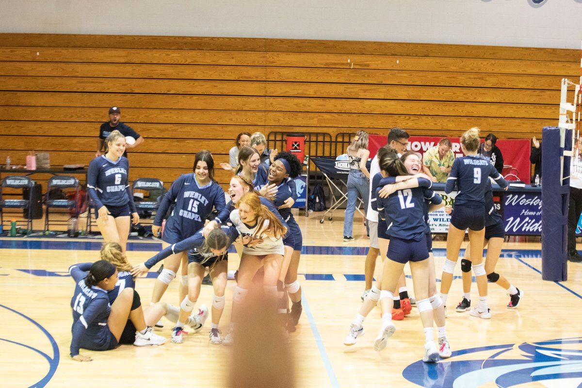 KortaGrace's tweet photo. SO unbelievably proud of this team. Hugs everywhere!! #volleyball #wesleychapel #regionals #doitagainsaturday #hugs #wildcats https://t.co/nwSHKKNnhK