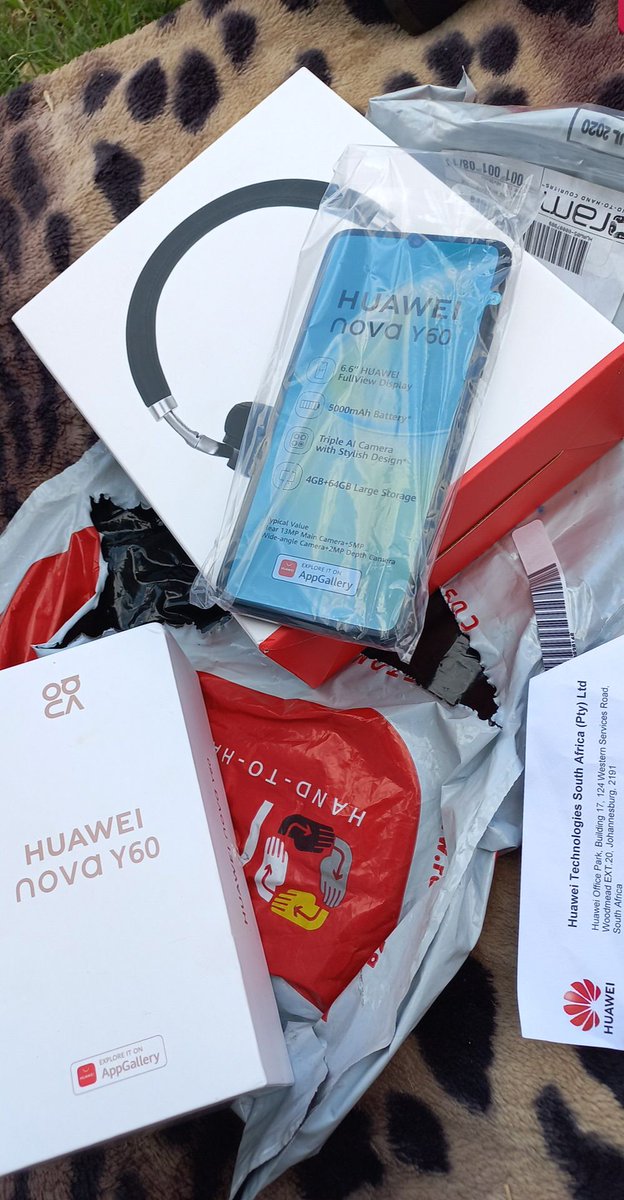 Congrats <a href="/Mellow95239455/">Mellow</a> 💐💐💐💐💐🎊🎊🎊🎊 A big shout out to <a href="/HuaweiZA/">Huawei Mobile SA</a>.... Who else needs a phone????