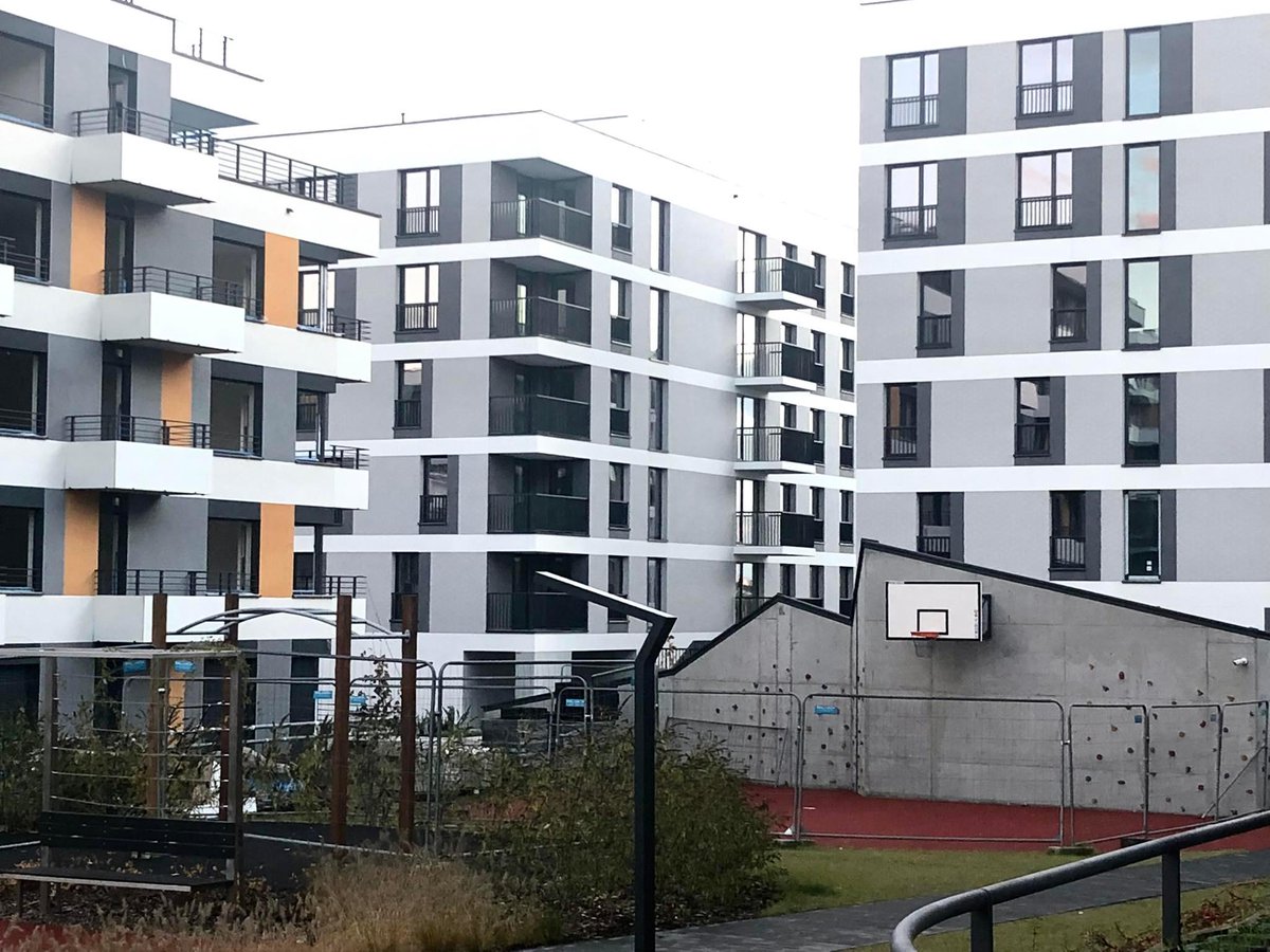 Deweloper w reklamie nowego osiedla napisał tak: "Lokalizacja urzeka nie tylko przestrzenią i zielenią, ale także imponującą panoramą miasta."

Osiedle wygląda tak:

[Fot. Magdalena Cejner.]