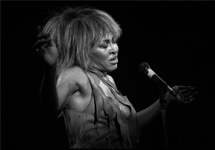 BoredWeb3's tweet photo. Tina Turner on stage. 📷 David Corio https://t.co/HGEDkbYGbv