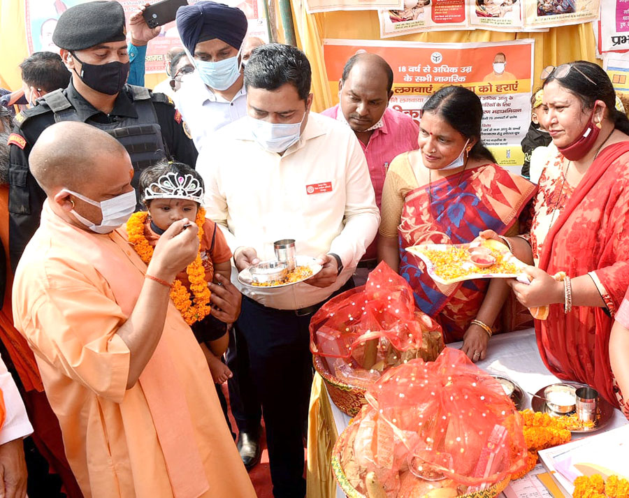 अब वनटांगिया गांव के लोगों को सभी सुविधाएं मिल रही हैं। 

राशन कार्ड मिल गया है। जमीन का पट्टा मिल गया है। अब उनको पुलिस या वन विभाग से परेशान नहीं होना पड़ेगा।

यह सचमुच में हमारे प्रिय वनटांगिया बंधुओं के जीवन की एक नई दीपावली है: मुख्यमंत्री श्री <a href="/myogiadityanath/">Yogi Adityanath</a> जी महाराज