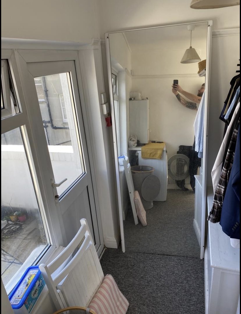 People Selling Mirrors (@sellingamirror) on Twitter photo 