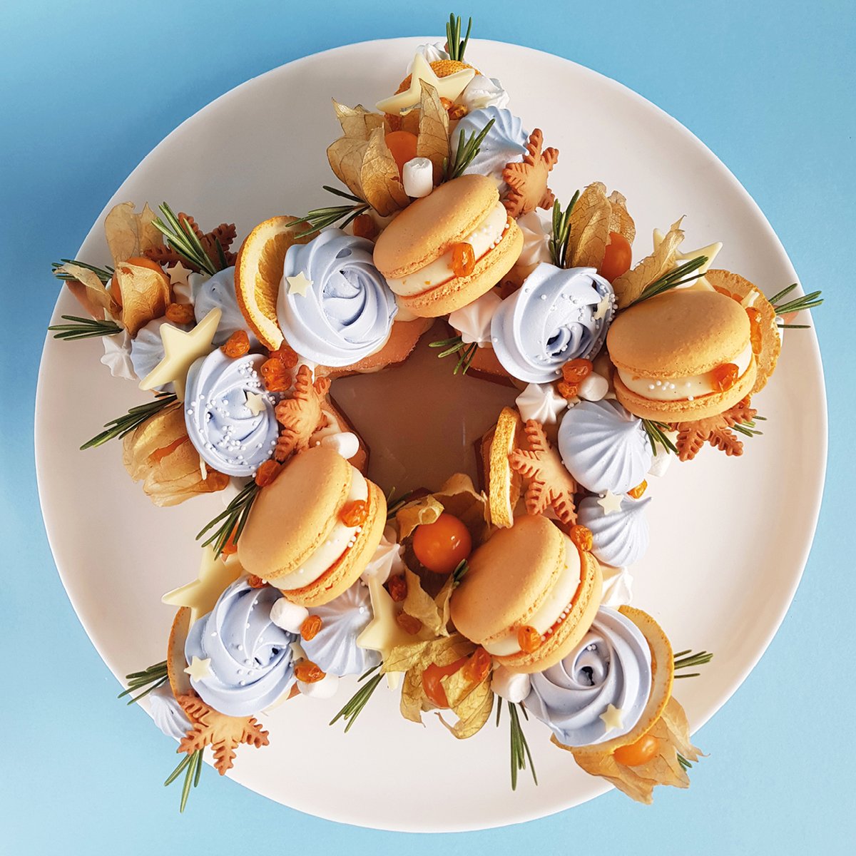 🎄🎉NEW ISSUE of Cakes &amp; Sugarcraft Magazine OUT TODAY! And it's a big one! This Bumper issue has everything from a marbled wedding cake with a festive bloom to a bohemian Christmas wreath centrepiece, there's plenty of sugar flowers for you to try out 🌹🧁squires-shop.com/catalogue/maga…