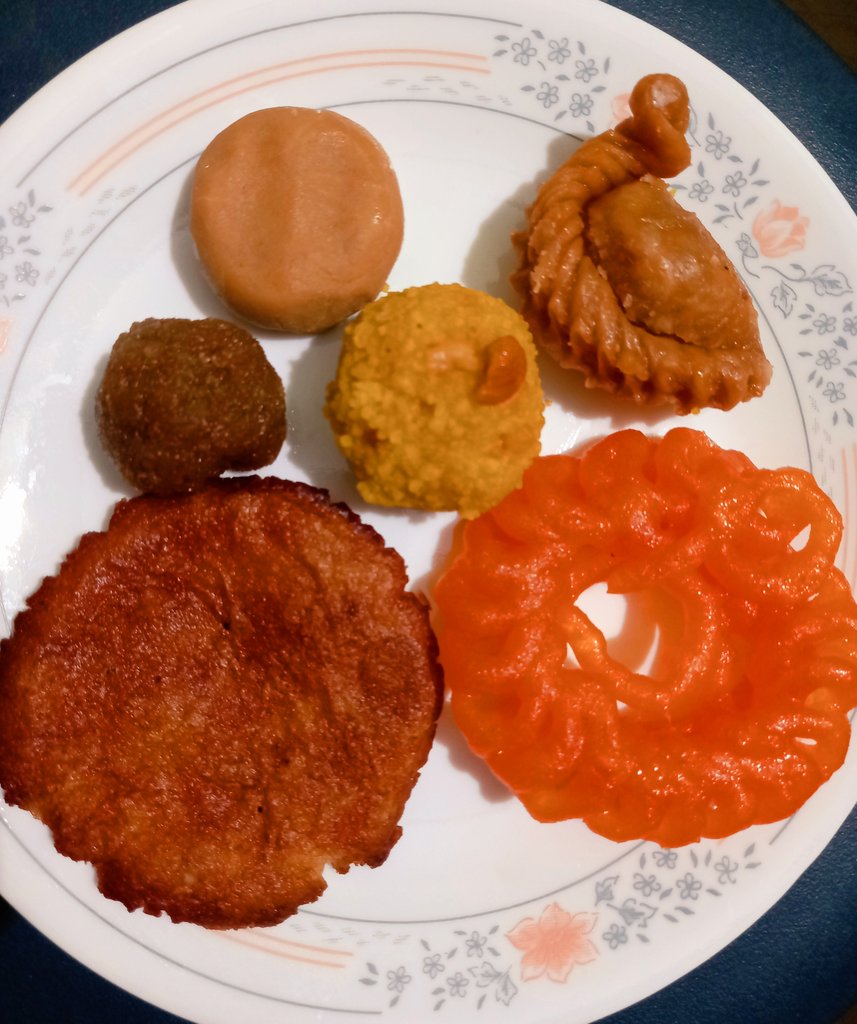drmahishmak's tweet photo. దీపావళి అంటే sweets ..ఈరోజు మాములు కంటే ఒక రవ్వ ఎక్కువే తినండి కానీ మళ్ళీ కొత్త సంవత్సరం వరకు ముట్టుకోవద్దు 😀 #Deepavali #పండగభోజనo #festivalsweets #eatinmoderation https://t.co/pCM7KHOULq