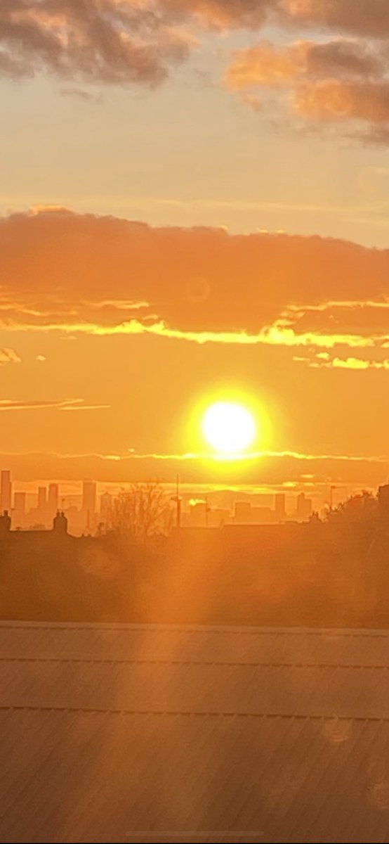 ycart67's tweet photo. Amazing sunset over Manchester today 🌇 https://t.co/JQZ3w7MKV4