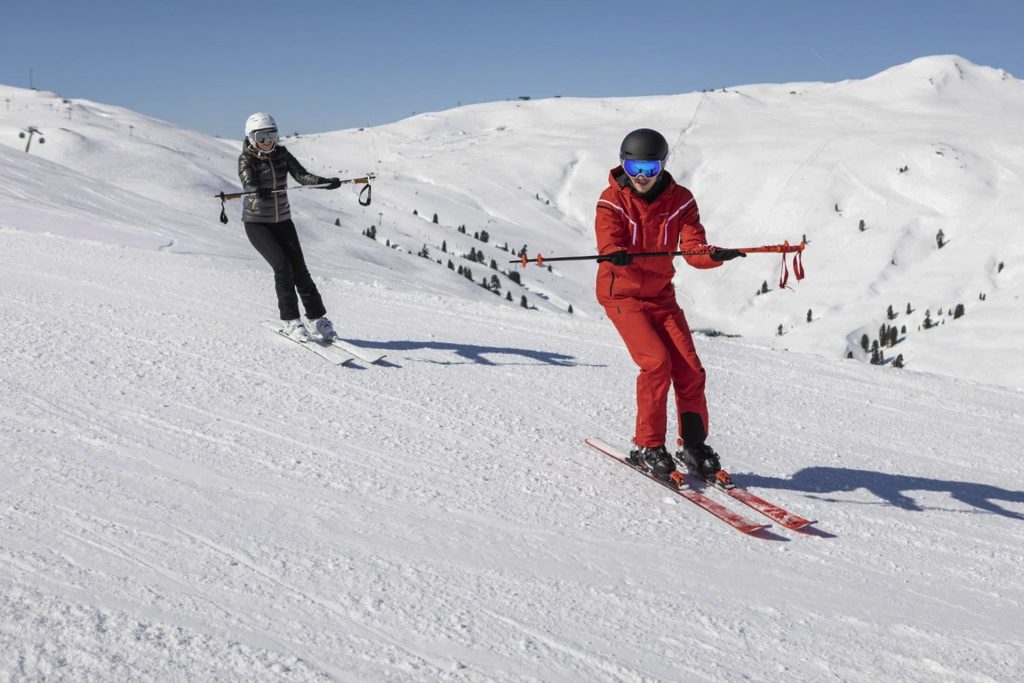 SkiinfoFrance's tweet photo. Cet hiver, votre enfant est en âge de prendre sa première leçon de ski. Ou bien, vous êtes décidés à améliorer votre technique en ski.
Mais quelle école de ski choisir ? #skiinfo @ESIski @esf_officiel
https://t.co/kYq06kfxKM https://t.co/C7SVWwQ4jv