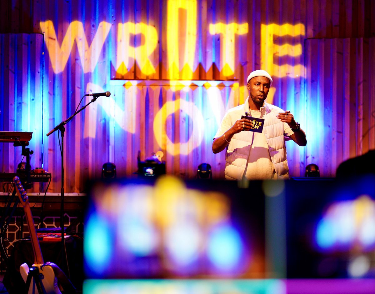Je kan aan de gefocuste blik van host en spoken word-held @eltenkiene zien hoe spannend de bekendmaking van de finalisten van Write Now! 2021 gisteravond was. De winnaars en de livestream bekijken of de livestream terugzien? Ga naar writenow.nu
