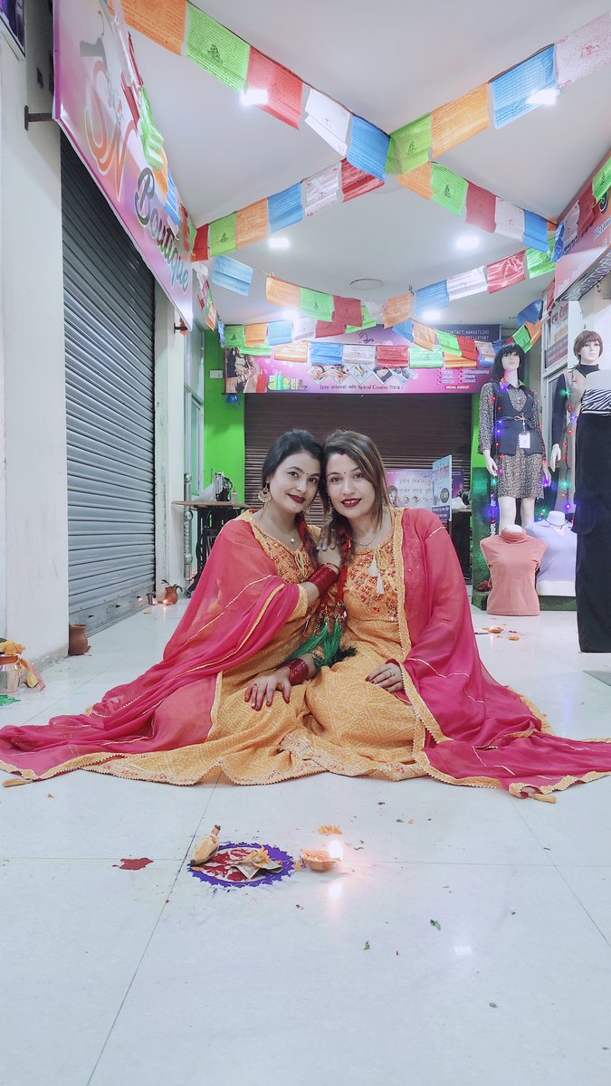 हामी दुइटी भएसी कोइ चाहिन्न फेरि,,👩‍❤️‍👩 हामी सङ्गै बसेर हासिमात्र दिए पनि दस कोष परसम्म उज्यालो हुन्छ,,🙈🙈🙈😍😍 #BFF 😘