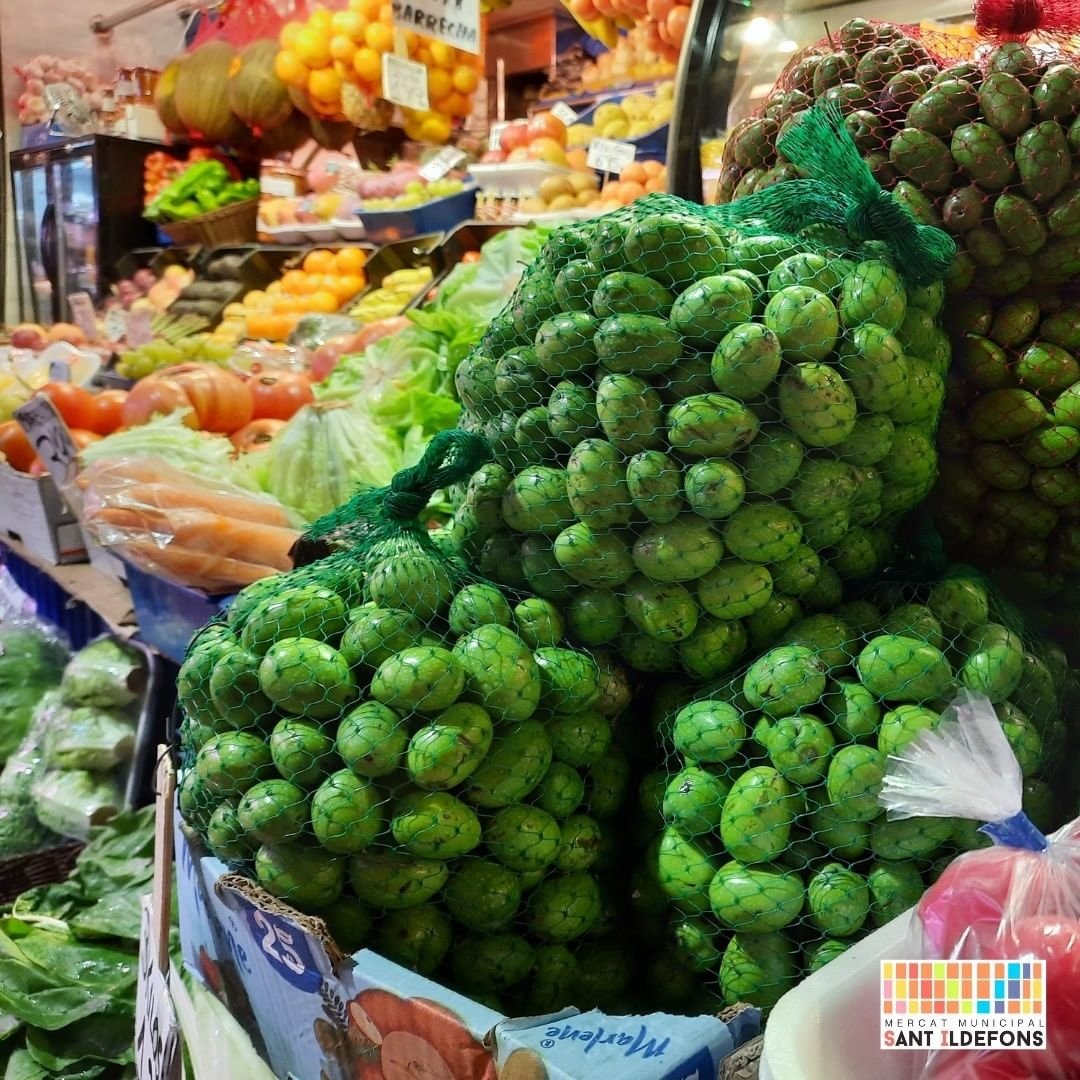 ¿ Eres de los que disfrutan de aliñar sus propias aceitunas? 
En nuestro mercado puedes encontrarlas verdes y ponerle el aliño que mas te guste:
👉Con ajo 
👉Con ajo y especias (tomillo y orégano) 
👉Con vinagre y pimiento
👉Con pimentón
y tú... ¿te sabes otro aliño?