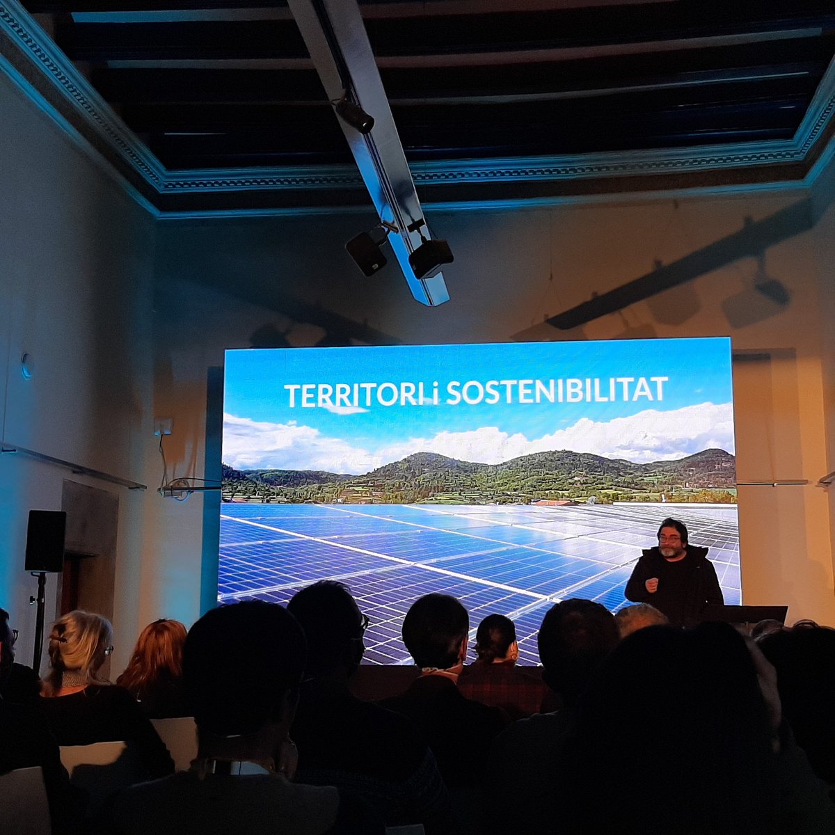 josepmelero's tweet photo. #TrobadaDescobrir Som a la presentació de casos pràctics. Tots molt interessants. #DeBosc @MonArrels @GratitudPallars @repoblem  #natureco 
Destaco el video de Gratitud Pallars https://t.co/Vka6bHARi4  i la iniciativa de recuperar habitatges i negocis a @Micropobles. Uns herois. https://t.co/WPVh2epaZW