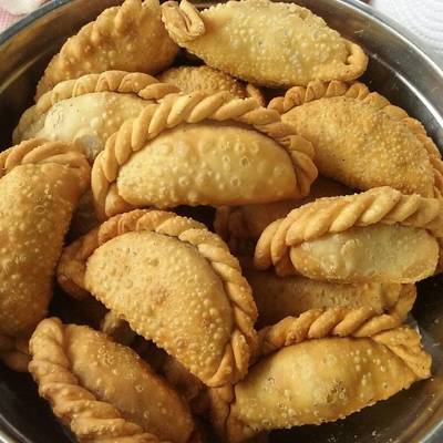 0800Cj's tweet photo. Sean sinceros, cuantas empanadas se comen? https://t.co/cdILABud0Y