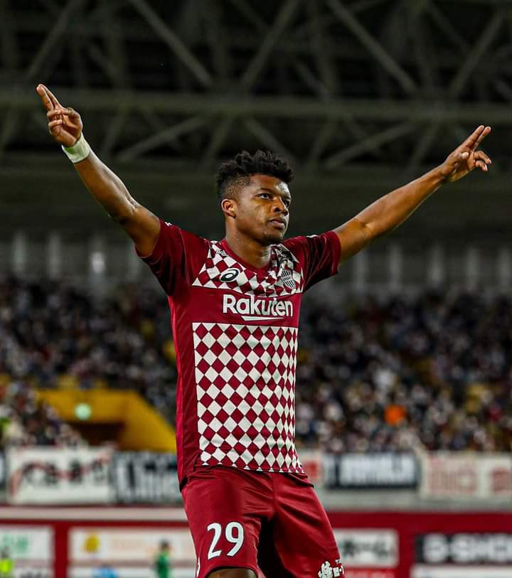 SofascoreBR's tweet photo. Lincoln (20 anos) com a camisa do Vissel Kobe, do Japão:

⚔️ 15 jogos (3 titular)
⚽️ 1 gol
⏰ 474 mins p/ marcar gol 
👟 15 chutes (7 no gol)
💯 Nota SofaScore 6.79 https://t.co/jLlOQlLTdY