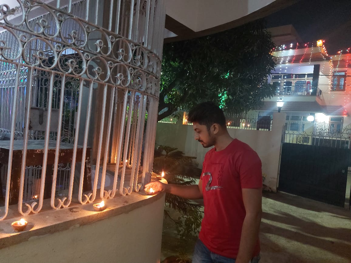 Prashaant_KR's tweet photo. SSRians का हर त्योहार,तभी पूर्ण होता है ज़ब उसमे 'सुशांत' हो|
HAPPY DIWALI @itsSSR ♥ #दीपावली_की_हार्दिक_शुभकामनाएं  #HappyDiwali HAPPY BIRTHDAY @shwetasinghkirt dii🙏May the light that we celebrate at Diwali show the way and lead on the path of peace and social harmony.HBD https://t.co/cJdURX8Fsh