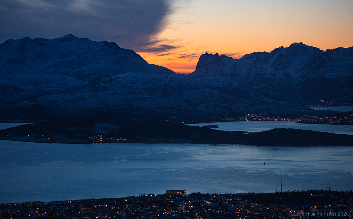 MarkkuRiihinen's tweet photo. #Tromsø #Norway
#Tromssa #Norja
#sunset #sun #mountains #fell
#weather #travel #autumn #fall
#photography #sää #syksy #valokuvaus
#nature #luonto #vuono #winter #fjord https://t.co/aYf60qePEW