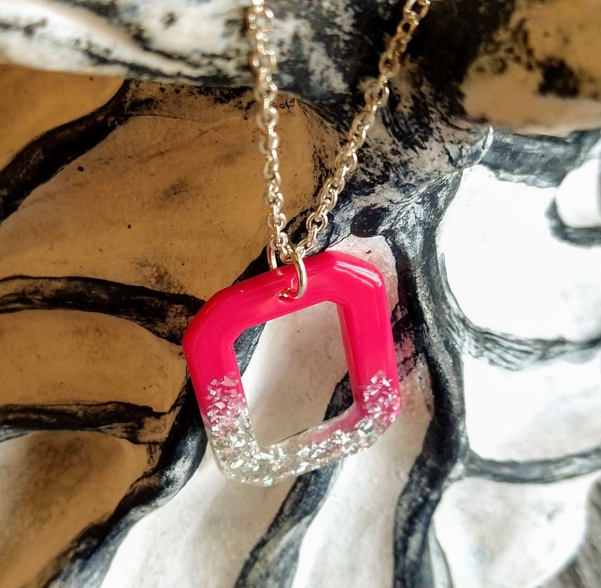 moghopstudio's tweet photo. Kissed by the snow! Who says these cold nights have to be dark and dreary? A bit of winter sparkle is what we need to brighten the mood! https://t.co/uBOq1PfHxv
#handmadejewellery #beautiful #folksy #etsyuk #sparkle #necklace #christmasgifts #madeinyorkshire #shopsmall #shoplocal https://t.co/jzMzctD3mD