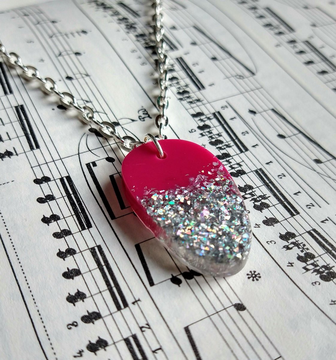 moghopstudio's tweet photo. Kissed by the snow! Who says these cold nights have to be dark and dreary? A bit of winter sparkle is what we need to brighten the mood! https://t.co/uBOq1PfHxv
#handmadejewellery #beautiful #folksy #etsyuk #sparkle #necklace #christmasgifts #madeinyorkshire #shopsmall #shoplocal https://t.co/jzMzctD3mD