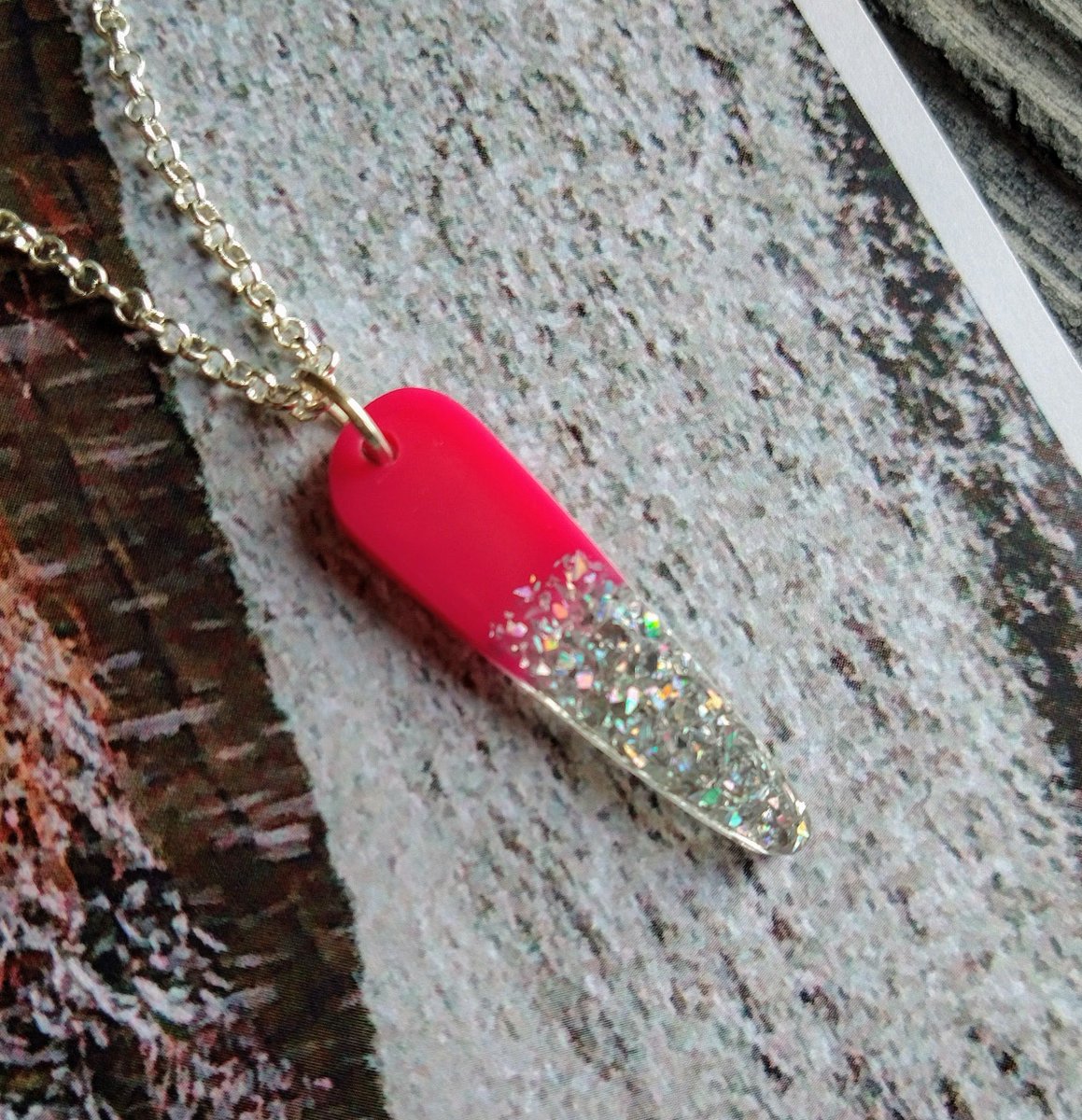 moghopstudio's tweet photo. Kissed by the snow! Who says these cold nights have to be dark and dreary? A bit of winter sparkle is what we need to brighten the mood! https://t.co/uBOq1PfHxv
#handmadejewellery #beautiful #folksy #etsyuk #sparkle #necklace #christmasgifts #madeinyorkshire #shopsmall #shoplocal https://t.co/jzMzctD3mD