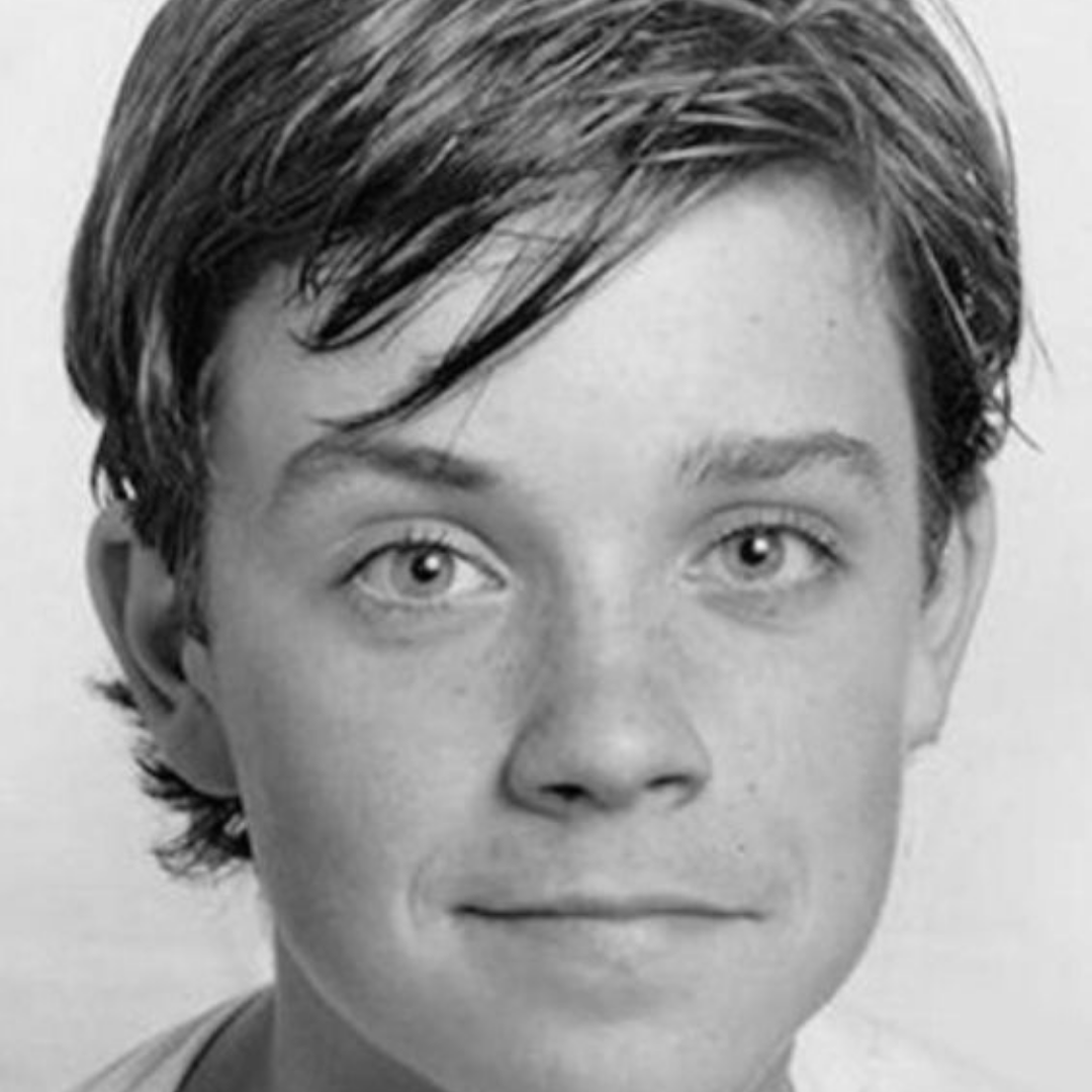 DrNinaBal's tweet photo. Some liked Mark, others preferred Gary...but my teenage crush was definitely Robbie Williams!
Back in the day, the skin was smooth, the hair was dark. Today the hair is more salt and pepper, but the skin is still pretty smooth, how is that possible? Find out on my IG! https://t.co/fLARJbaxk7