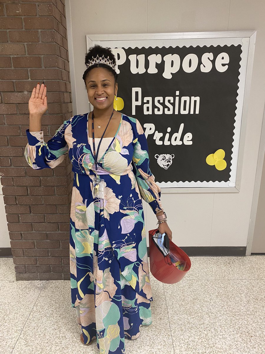 DrPGreenleaf's tweet photo. Throwback Thursday @ AMS. Great Job, Queen Malik! #RedRibbonWeek #SayBootoDrugs @alief_middle @PrincipalLopez9 @MsLHinojosa @RaymondLowery11 @AMSCounselors1 https://t.co/VI4gtYYEjz
