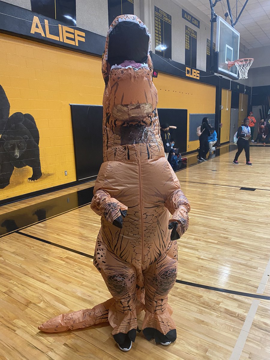 DrPGreenleaf's tweet photo. Throwback Thursday @ AMS. Great Job, Queen Malik! #RedRibbonWeek #SayBootoDrugs @alief_middle @PrincipalLopez9 @MsLHinojosa @RaymondLowery11 @AMSCounselors1 https://t.co/VI4gtYYEjz