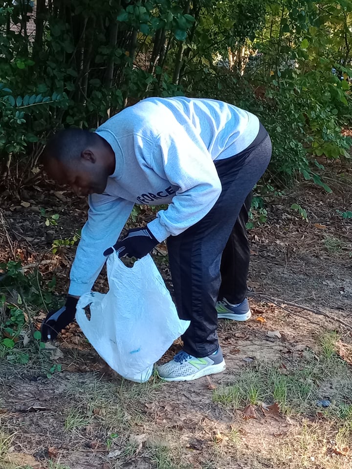 NayteClick's tweet photo. One day, when our kids were little, we went on a family walk and saw a lot of trash scattered by a dumpster. We all pitched in to pick it up to make it look better. Ever since, we have made an effort to pick up trash to keep our community beautiful. https://t.co/Y9dDs5EOZy