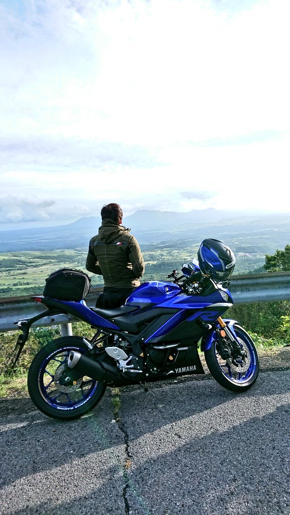 dayama015's tweet photo. 納車当日に角島まで走った時も、台風の中阿蘇でノブ撮りしてもらった時も、転職を機に九州一周した時も、いつものコーヒー屋さんに行くのでも、相棒が寄り添って僕の日々を彩ってくれたお陰です。いつもありがとう。 これからもよろしく。#ヤマハバイクのある風景フォトコンテスト #YZFR3 https://t.co/ieLU1dz2wQ