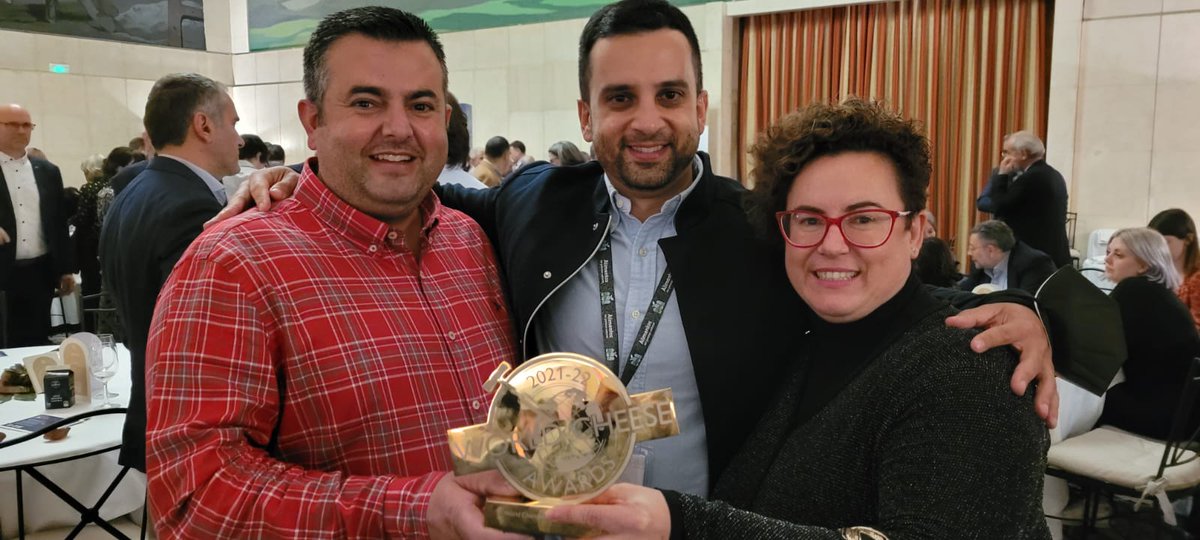 El mejor queso del mundo según #worldcheeseawards2021 se hace en Jaén, se llama Olavidia de #QuesosyBesos, y los maestros queseros que lo han elaborado, Silvia Peláez y Paco Romero, se formaron en el curso del #Ifapa Especialista en Quesería. 👏👏¡Enhorabuena! 
#IFAPAlideraysuma