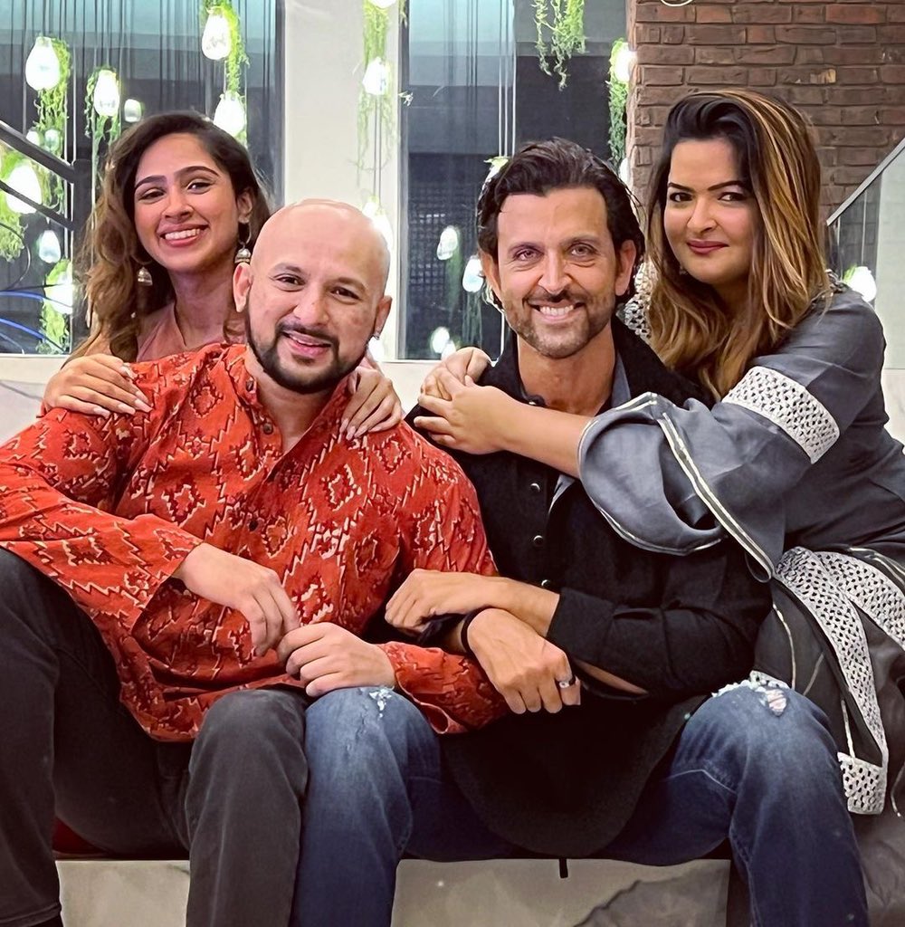 iHrithik's tweet photo. Hearts full of love . Eyes full of hope. Here’s looking at all of you beautiful people as we journey together around the sun one more time , this next round we shall learn to care for each other even better ! 
Let’s go ! 
Happy Diwali ❤️ https://t.co/Npe88nquII