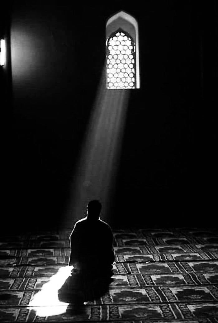 🖤

.. عَزيزٌ عليَّ أن تُحيطَ بِكَ
دوني البلوي
ولا ينالك مني ضجيج
ولا شكوى
بنفسي أنت من مُغيبٍ
لم يَخْلُ منا
بنفسي أنت من نازحٍ
ما نزحَ عنا
بنفسي أنت أُمَنيةُ
شائقٍ يتمنى ..

                 " من دعاء الندبة "