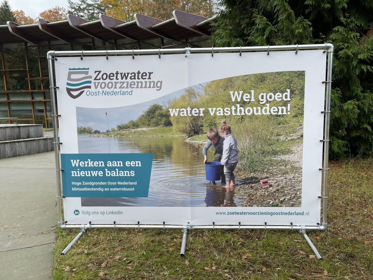 delta_comm's tweet photo. In Apeldoorn kwam vandaag de ZON op 👍🏼
https://t.co/ePLAqFiKZM maar liefst 70 samenwerkende partijen spannen zich in voor een nieuwe balans tussen te veel en te weinig water in Oost Nederland. #deltaprogramma #onswater https://t.co/pbiEK0SjeQ